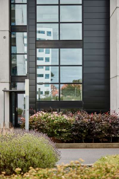 Betonkarréer ”limet” sammen med aluminiumsprofiler, Svanelundsbakken 16-22, 9800 Hjørring